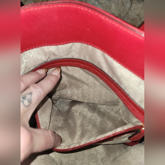Michal Kors, Red shoulder bag. All original hardware with a duster bag. - Picture 11 of 16